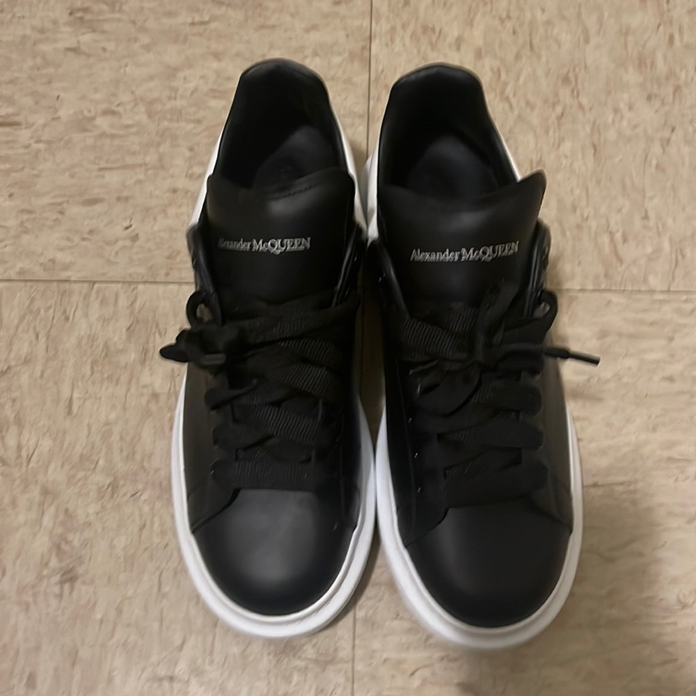 ALEXANDER MCQUEENS SIZE 8
